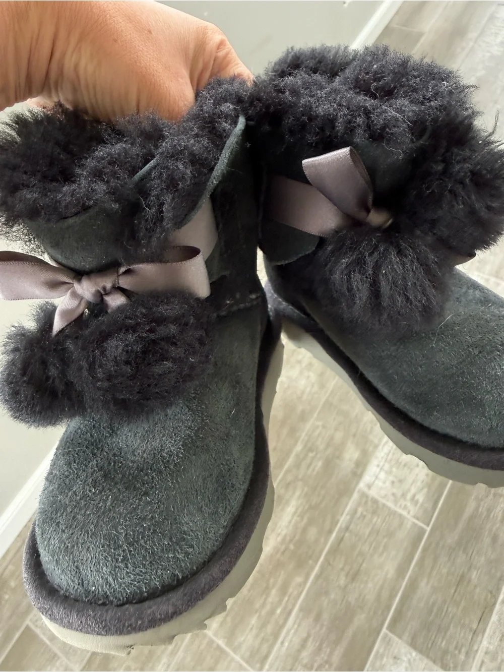 UGG Bailey Bow (older style) Size 8 Booys Black Girl Winter Back to school fall